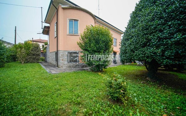 casa indipendente in vendita a Sesto Calende