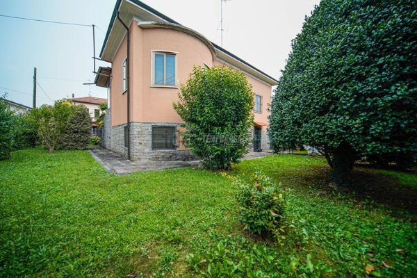 casa indipendente in vendita a Sesto Calende
