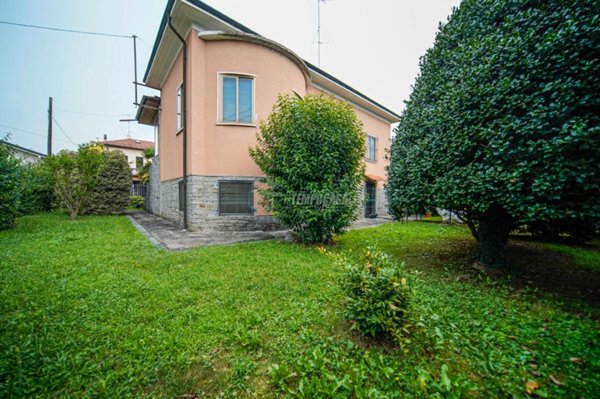 casa indipendente in vendita a Sesto Calende