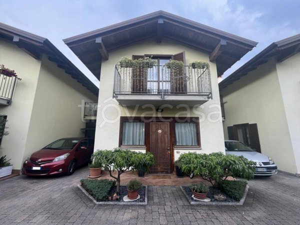 casa indipendente in vendita a Sesto Calende