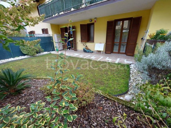 appartamento in vendita a Sesto Calende in zona Oneda