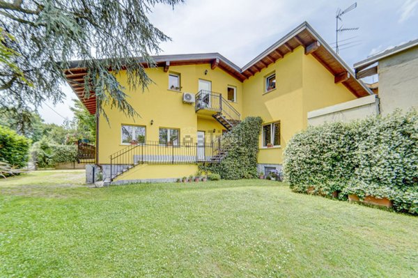 casa indipendente in vendita a Sesto Calende