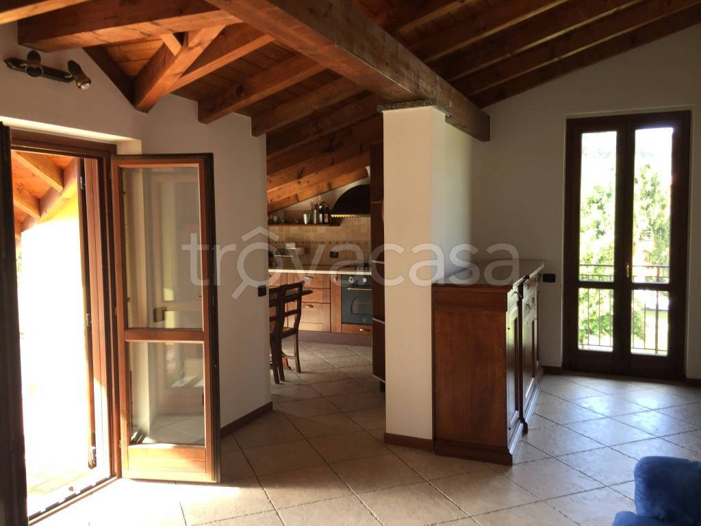 appartamento in vendita a Sesto Calende in zona Oca