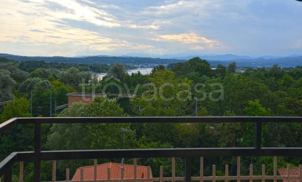 appartamento in vendita a Sesto Calende