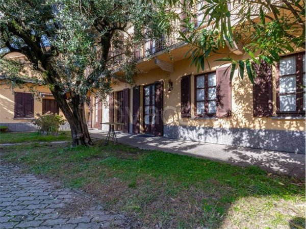 casa indipendente in vendita a Sesto Calende in zona Lisanza