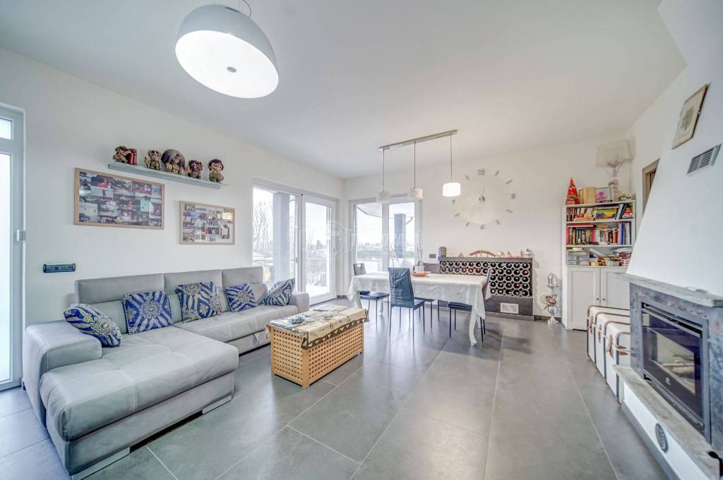 casa indipendente in vendita a Sesto Calende