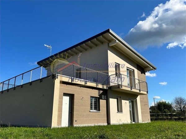 casa indipendente in vendita a Sesto Calende