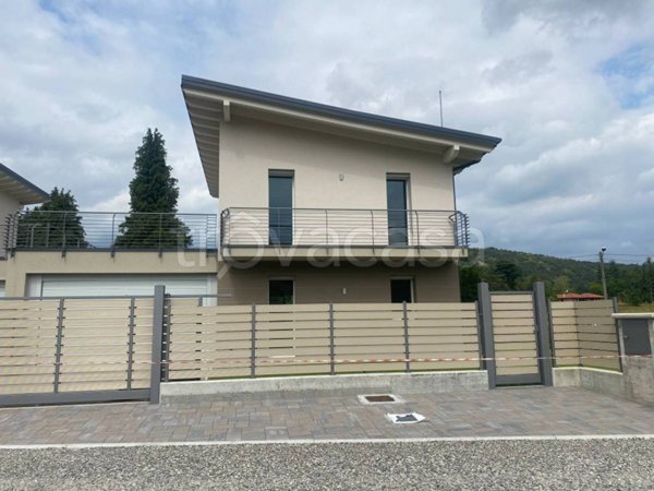 casa indipendente in vendita a Sesto Calende