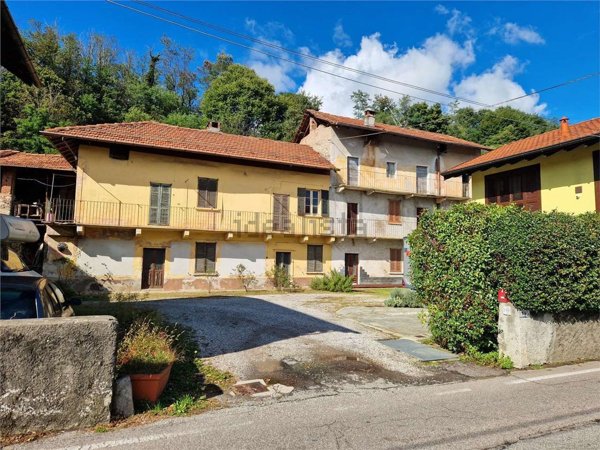 casa indipendente in vendita a Sesto Calende in zona Oneda