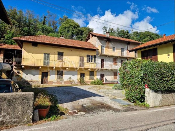 casa indipendente in vendita a Sesto Calende in zona Oneda