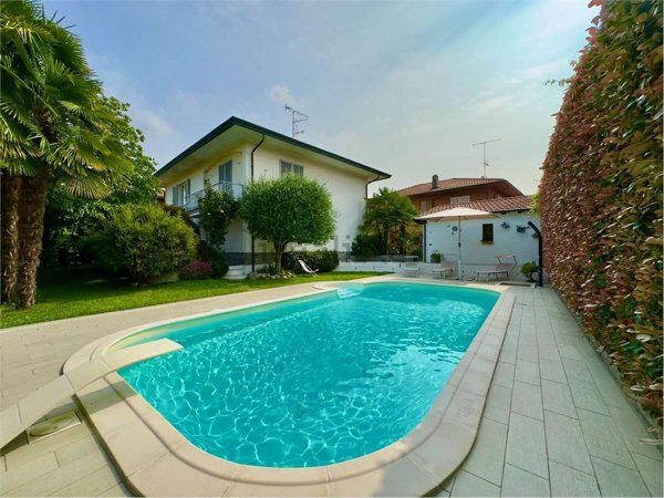 casa indipendente in vendita a Sesto Calende in zona Sant'Anna
