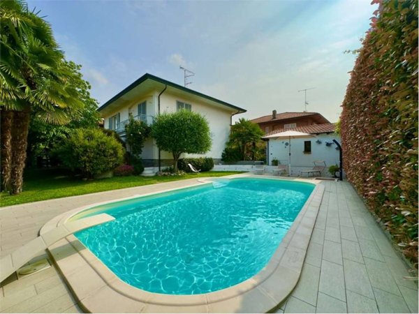 casa indipendente in vendita a Sesto Calende in zona Sant'Anna