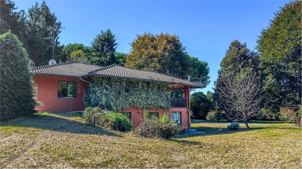 casa indipendente in vendita a Sesto Calende in zona Lisanza