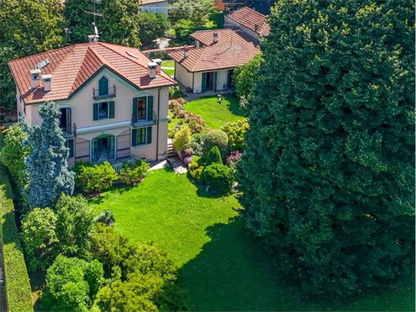 casa indipendente in vendita a Sesto Calende in zona Lisanza