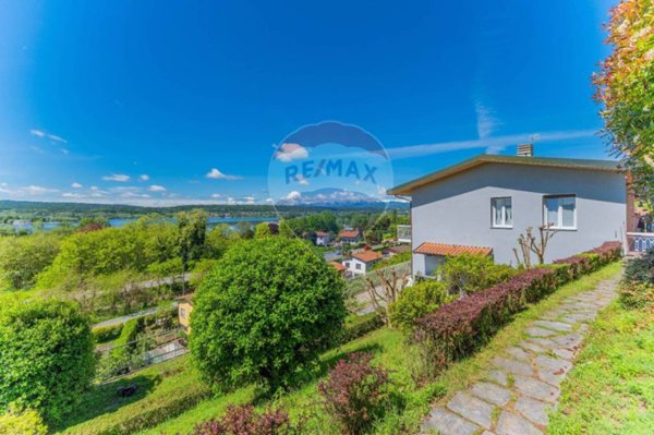 casa indipendente in vendita a Sesto Calende in zona Lisanza