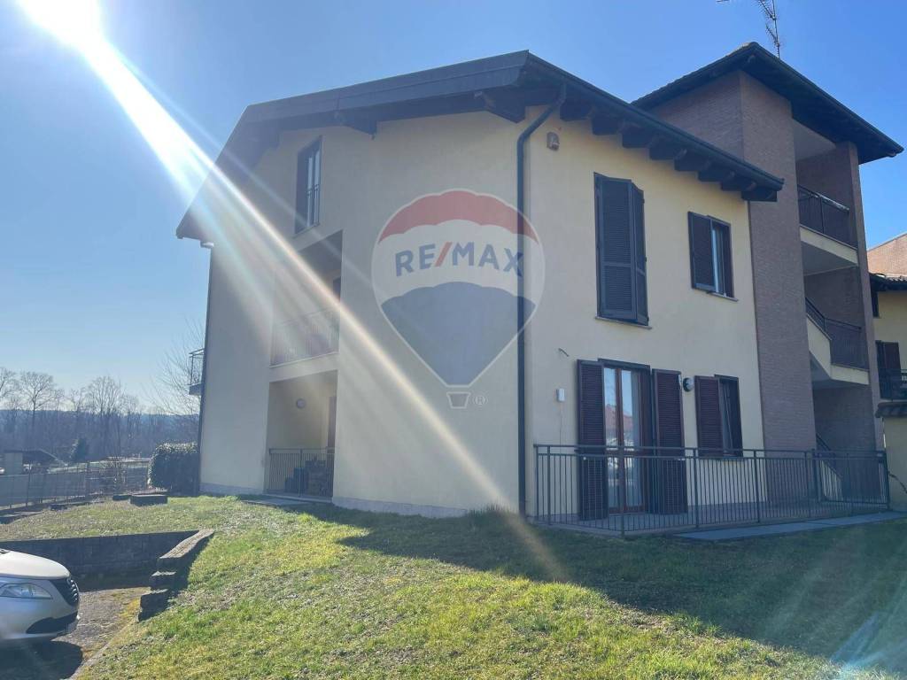 appartamento in vendita a Sesto Calende in zona Oneda