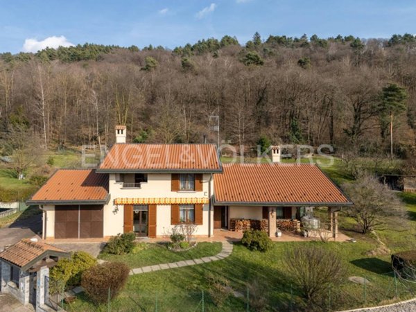 casa indipendente in vendita a Sesto Calende in zona Lentate