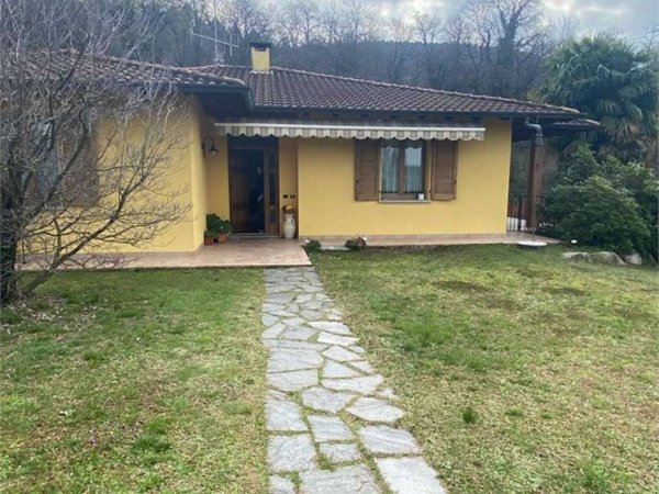 casa indipendente in vendita a Sesto Calende