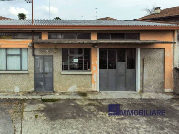 locale commerciale in vendita a Sesto Calende