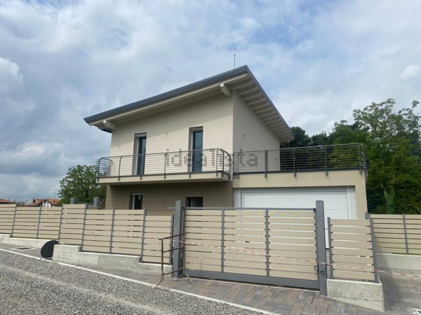 casa indipendente in vendita a Sesto Calende