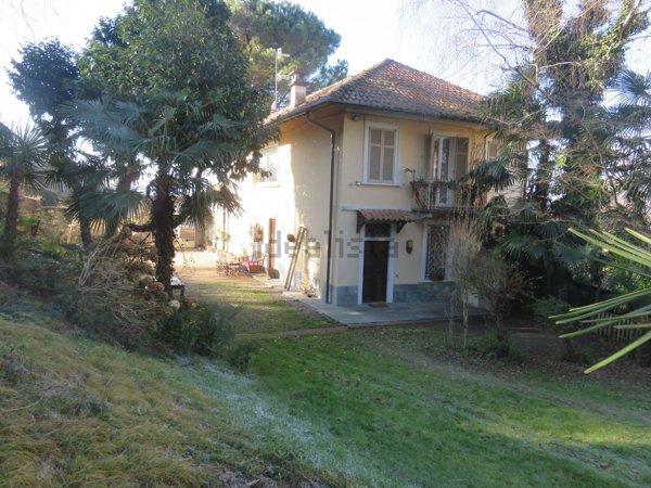 casa indipendente in vendita a Sesto Calende