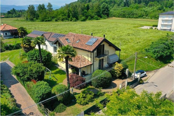 casa indipendente in vendita a Sesto Calende in zona Sant'Anna