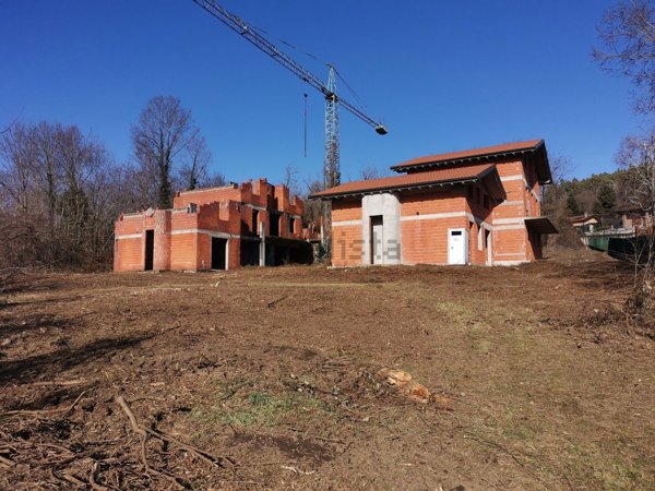 casa indipendente in vendita a Sesto Calende