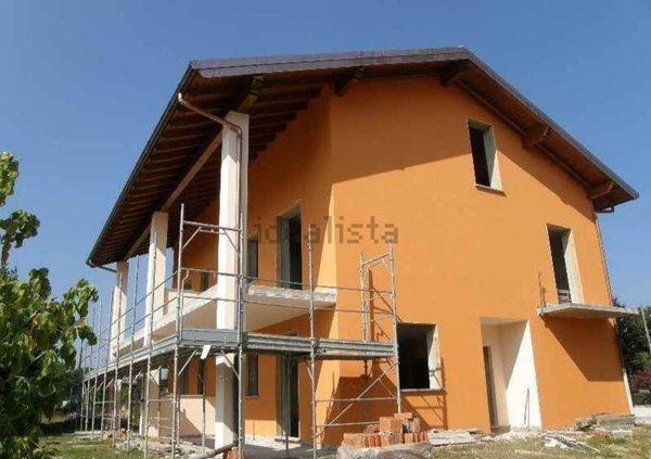 casa indipendente in vendita a Sesto Calende