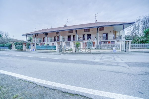 casa indipendente in vendita a Sesto Calende