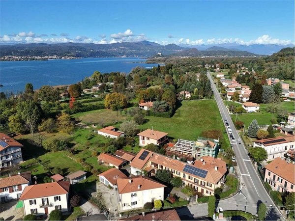 casa indipendente in vendita a Sesto Calende in zona Lisanza