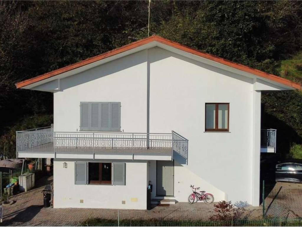 casa indipendente in vendita a Sesto Calende