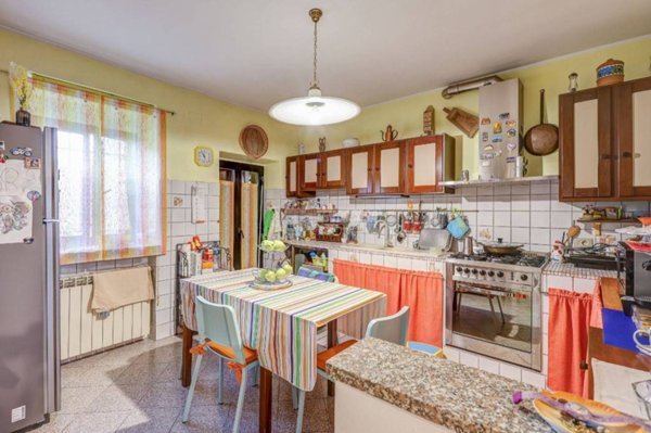 casa indipendente in vendita a Sesto Calende in zona Lentate