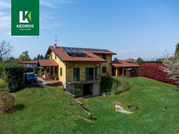 casa indipendente in vendita a Sesto Calende in zona Lentate