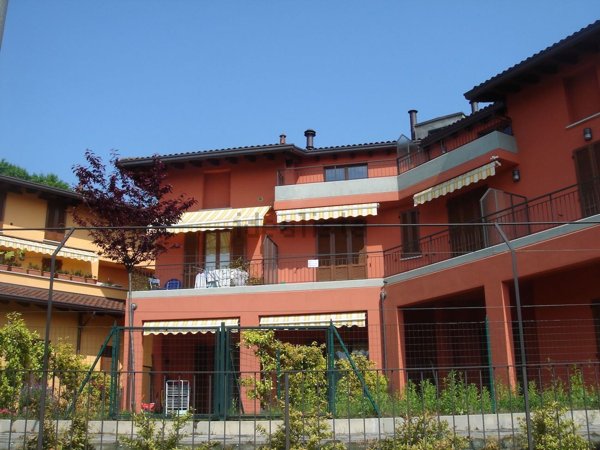 appartamento in vendita a Sesto Calende in zona Lisanza