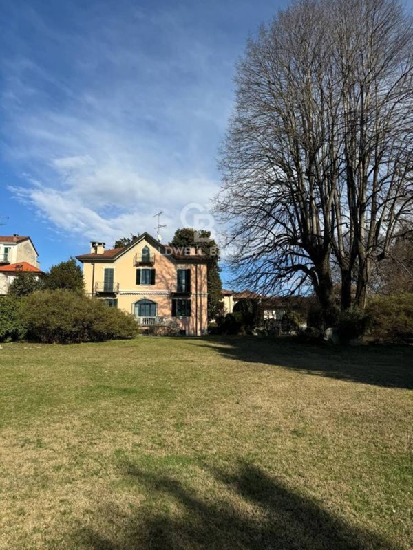 casa indipendente in vendita a Sesto Calende in zona Lisanza