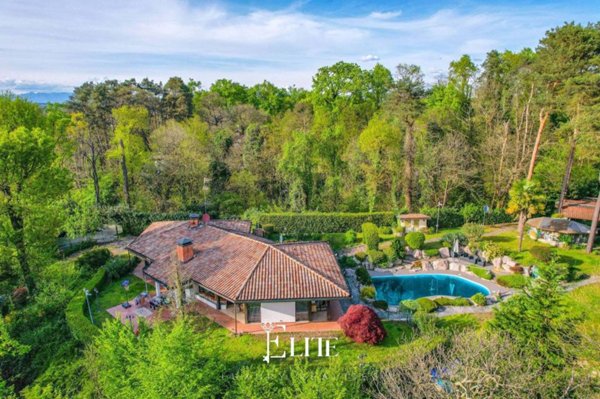 casa indipendente in vendita a Sesto Calende