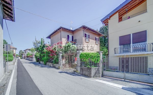 casa indipendente in vendita a Sesto Calende