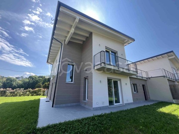 casa indipendente in vendita a Sesto Calende