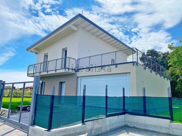 casa indipendente in vendita a Sesto Calende