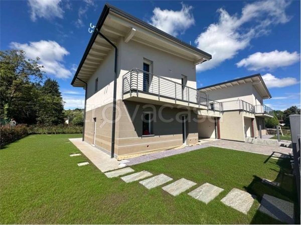 casa indipendente in vendita a Sesto Calende