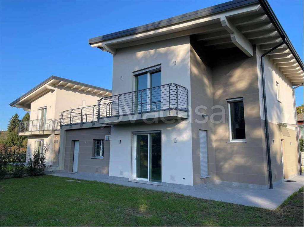 casa indipendente in vendita a Sesto Calende