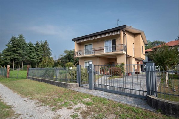 casa indipendente in vendita a Sesto Calende in zona Oriano