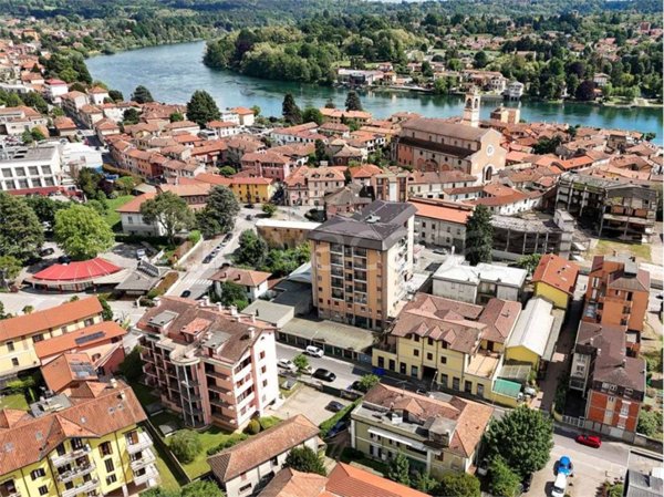 casa indipendente in vendita a Sesto Calende