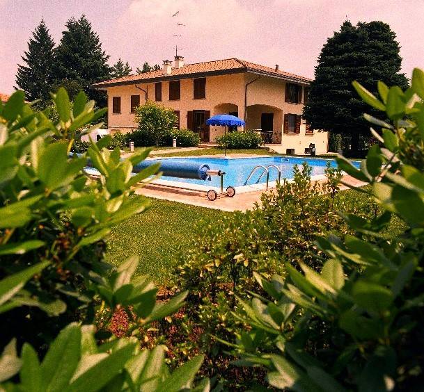 casa indipendente in vendita a Sesto Calende