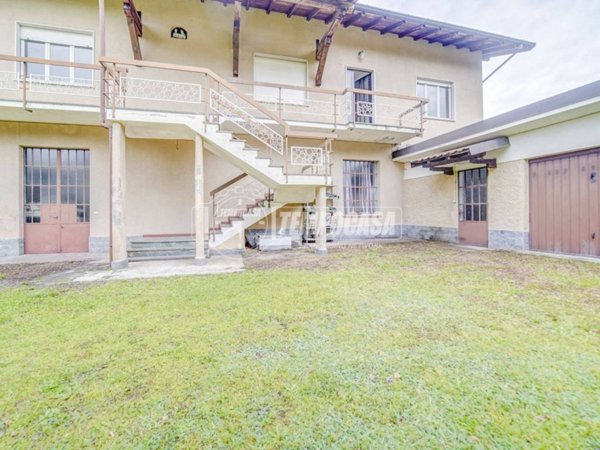 casa indipendente in vendita a Sesto Calende