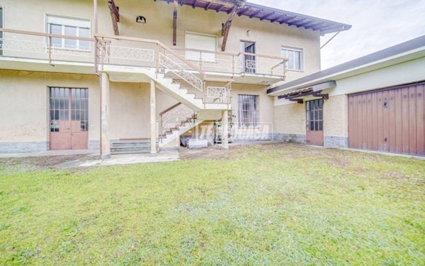 casa indipendente in vendita a Sesto Calende