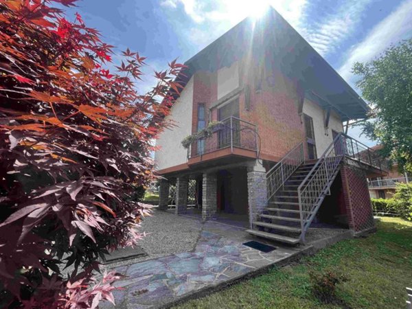 casa indipendente in vendita a Sesto Calende