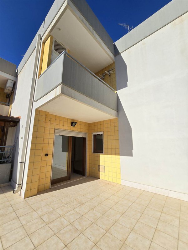 casa indipendente in vendita a Sesto Calende in zona Sant'Anna