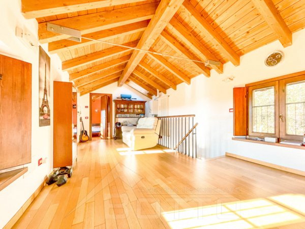 casa indipendente in vendita a Sesto Calende