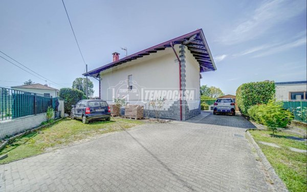 casa indipendente in vendita a Sesto Calende